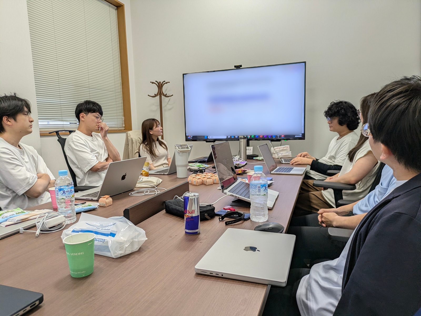 開発チームの会議風景