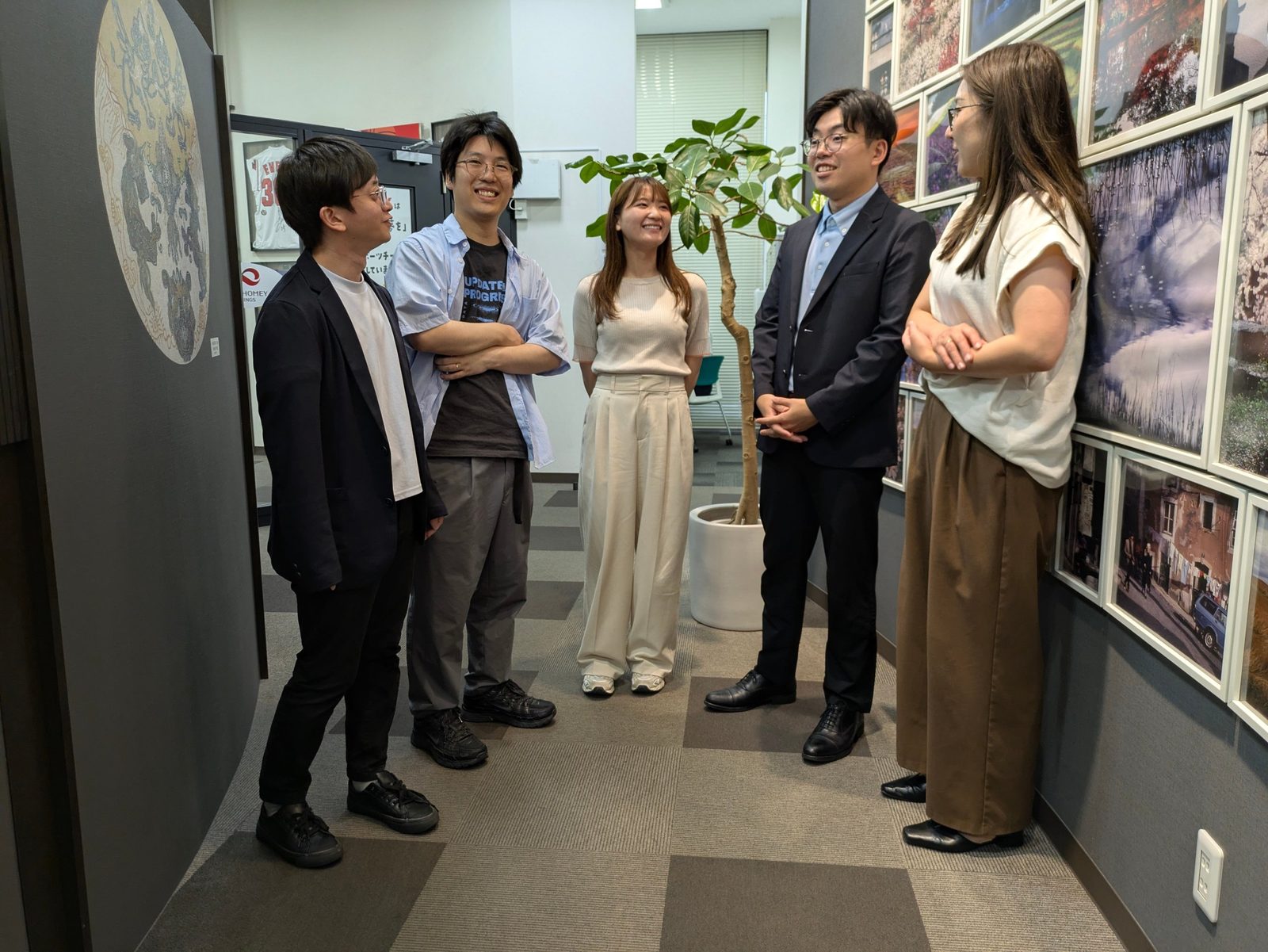 オフィスで談笑するメンバー