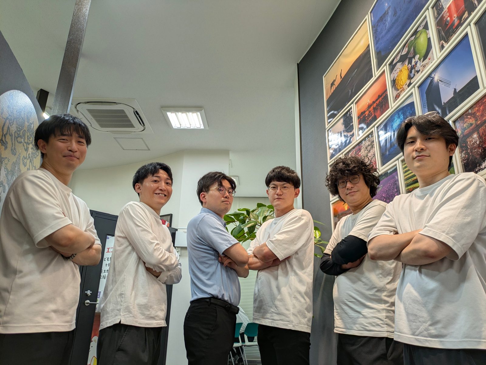 腕を組んで並ぶ開発メンバー